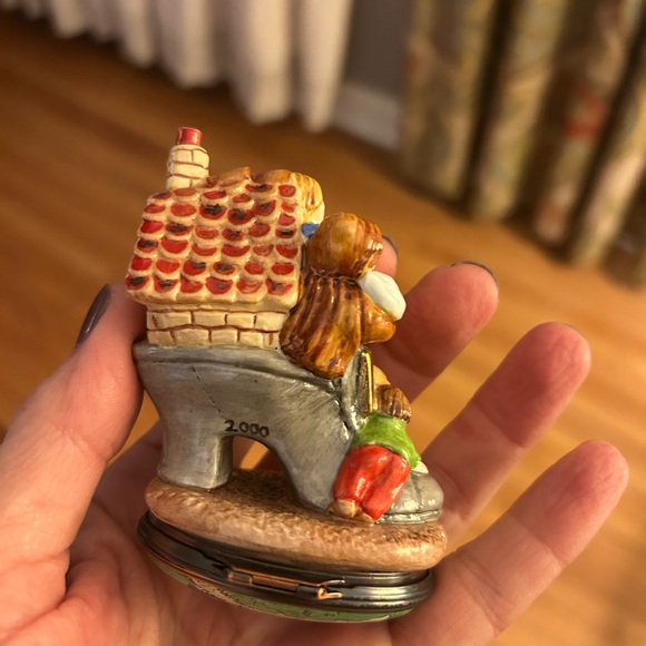 Halcyon Days Enamel Bonbonniere “The Old Woman Who Lived in a Shoe” - Picture 4 of 6